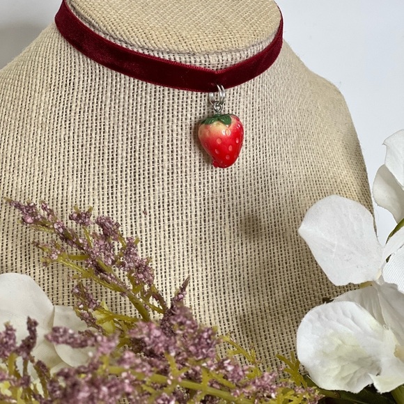 Choker necklace velvet strawberry necklace red wine velvet cute necklace fruit - Picture 2 of 10